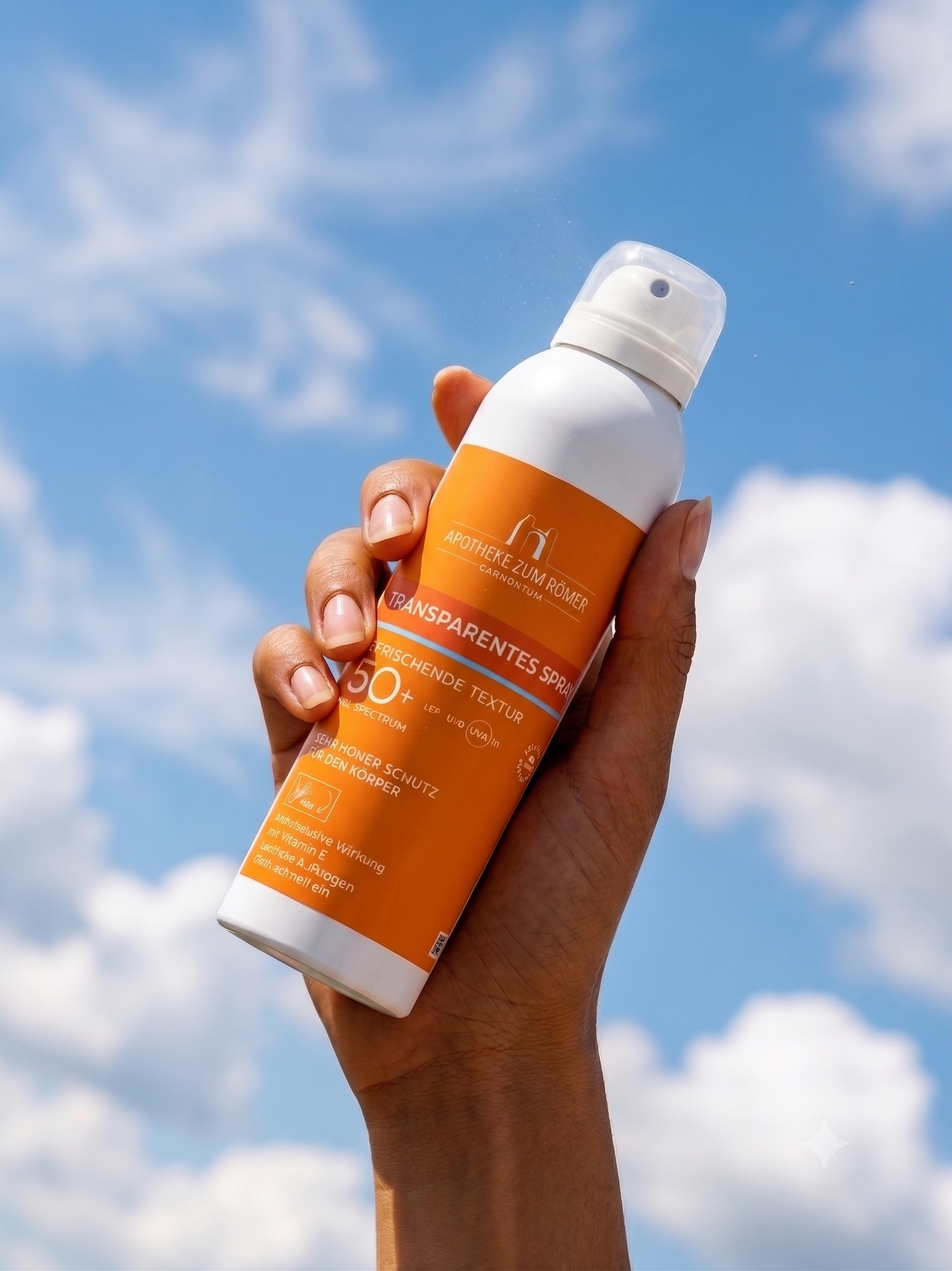 Sonnencreme wird von Hand gehalten